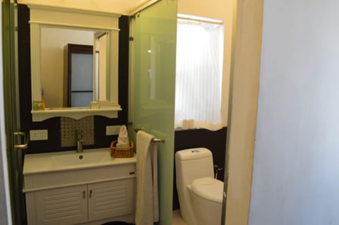 Premium Villa, 1 King Bed, Accessible | Bathroom | Shower, free toiletries, hair dryer, bathrobes