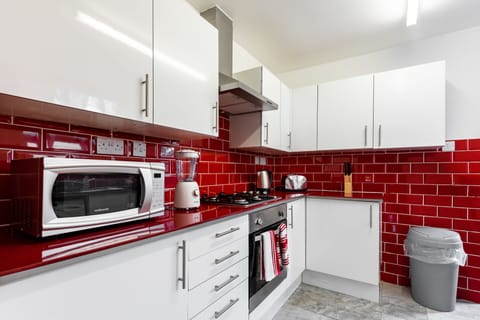 House, 4 Bedrooms | Private kitchenette | Full-size fridge, microwave, oven, stovetop