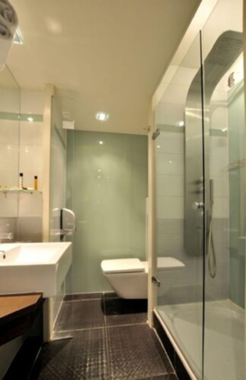 Standard Double Room | Bathroom | Free toiletries, hair dryer, towels