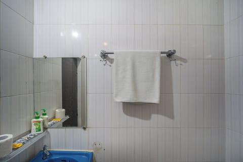 Family Single Room | Bathroom | Shower, rainfall showerhead, free toiletries, hair dryer