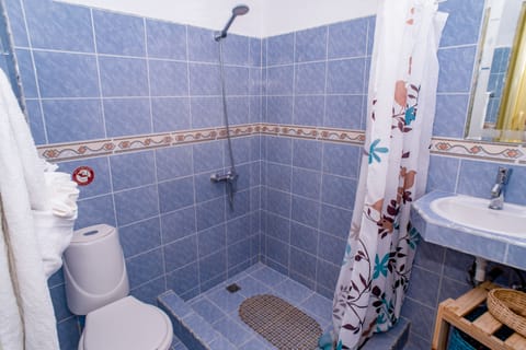 Classic Studio, 1 Bedroom, Non Smoking, Kitchenette | Bathroom | Shower, rainfall showerhead, designer toiletries, hair dryer