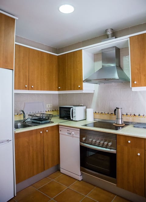 Premium Apartment, 3 Bedrooms, Non Smoking, Kitchen | Private kitchen | Full-size fridge, microwave, oven, stovetop