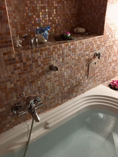 Double Room | Bathroom | Rainfall showerhead, free toiletries, hair dryer, bidet
