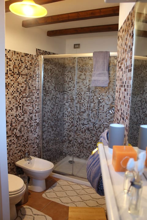 Double Room, Garden View | Bathroom | Rainfall showerhead, free toiletries, hair dryer, bidet
