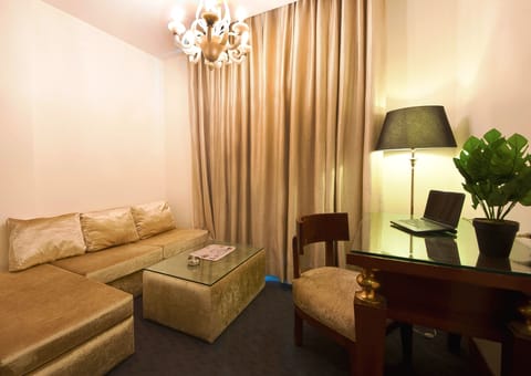 Aura Suite Room | Minibar, in-room safe, desk, iron/ironing board