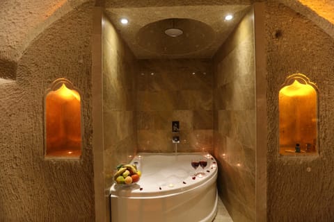 Deluxe Room | Bathroom | Separate tub and shower, jetted tub, hydromassage showerhead