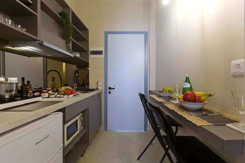 City Studio Suite | Private kitchenette | Fridge, microwave, coffee/tea maker, electric kettle