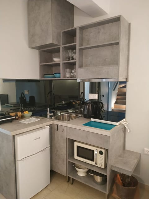 City Suite, 1 Bedroom, Non Smoking, City View | Private kitchen | Fridge, microwave, coffee/tea maker, electric kettle