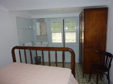 Double Room, Shared Bathroom | Blackout drapes, free WiFi, bed sheets