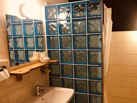 Single Room | Desk, free WiFi, bed sheets