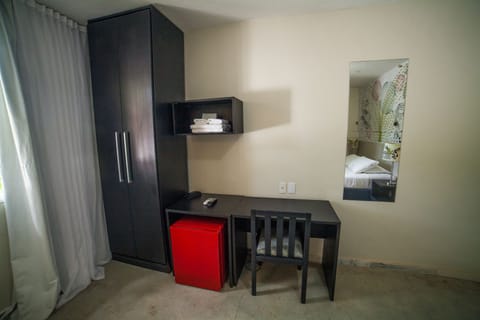 Quarto Standard/Econômico | Minibar, in-room safe, desk, laptop workspace