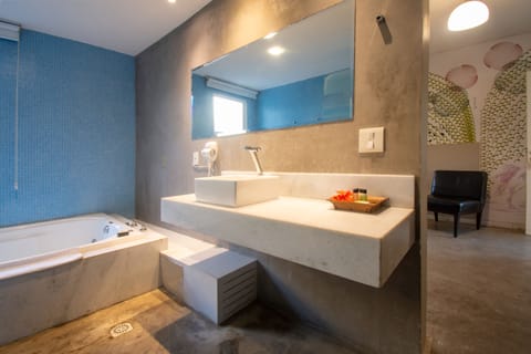 Quarto Luxo Duplo com Banheira | Bathroom | Free toiletries, hair dryer, bathrobes, towels