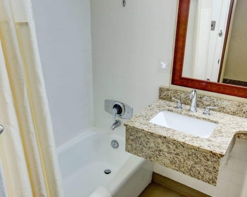 Combined shower/tub, free toiletries, hair dryer, towels