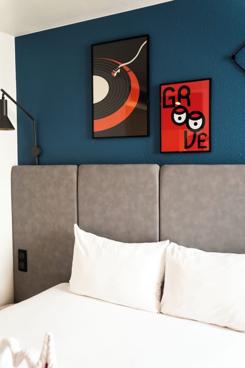 Standard Room, 1 Double Bed | Hypo-allergenic bedding, in-room safe, desk, blackout drapes