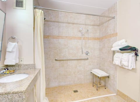 Combined shower/tub, deep soaking tub, eco-friendly toiletries