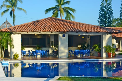 Outdoor pool, pool umbrellas, sun loungers