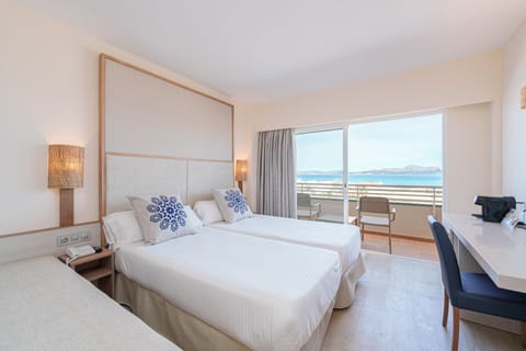 Double Room, Balcony, Sea View | Hypo-allergenic bedding, minibar, in-room safe, desk