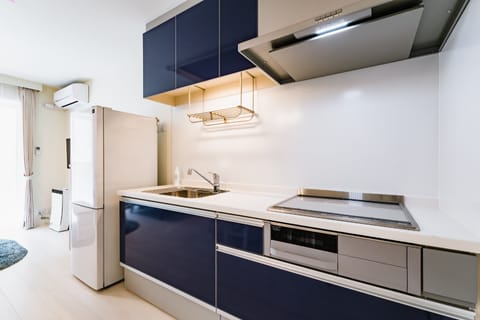 Royal E Non-Smoking | Private kitchen | Fridge, microwave, stovetop, griddle