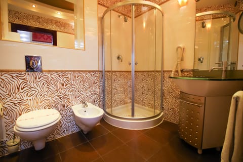 Luxury Suite, 1 Bedroom | Bathroom | Shower, free toiletries, hair dryer, slippers