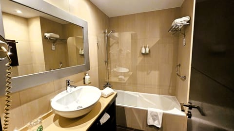 Double Room Single Use | Bathroom | Combined shower/tub, free toiletries, hair dryer, bidet