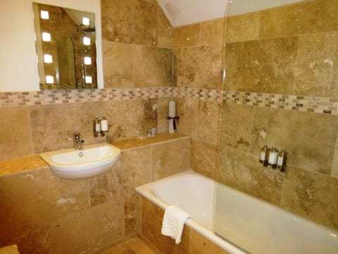 Junior Suite | Bathroom | Separate tub and shower, designer toiletries, hair dryer, towels