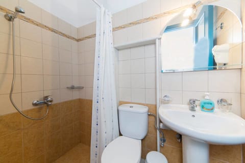 Economy Apartment | Bathroom | Deep soaking tub, hair dryer, towels