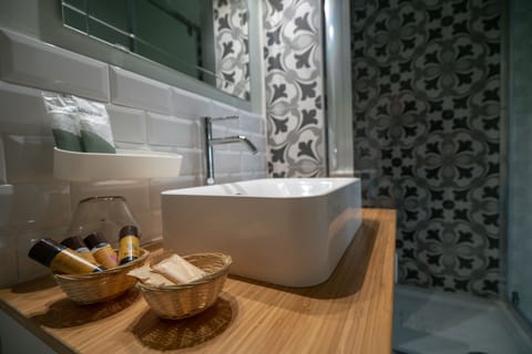 Premium Quadruple Room (Okra) | Bathroom amenities | Shower, free toiletries, hair dryer, bidet