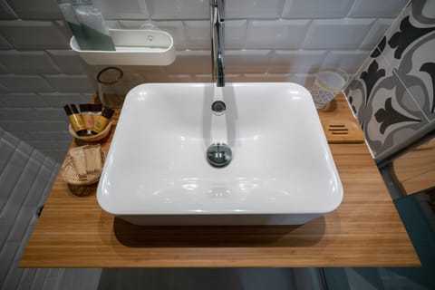 Premium Quadruple Room (Okra) | Bathroom sink