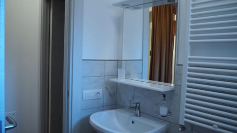 Standard Single Room, 1 Twin Bed | Bathroom | Shower, free toiletries, bidet, towels