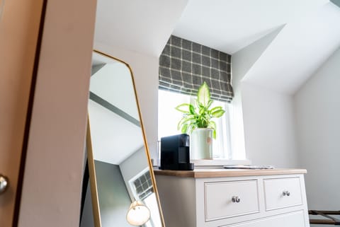 Junior Suite | Premium bedding, pillowtop beds, free minibar items, desk