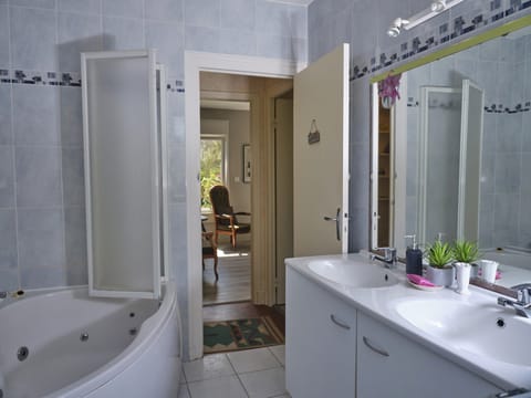 Family Room, Ground Floor | Bathroom | Free toiletries, hair dryer, towels, toilet paper