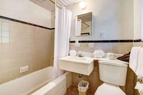 Suite King, Non Smoking | Bathroom | Towels