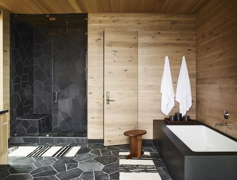 Four Bedroom Suite - Taupo | Deep soaking bathtub