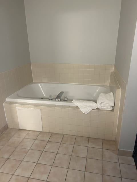 Business Suite | Private spa tub