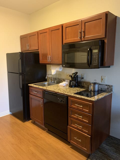 Full-size fridge, microwave, stovetop, dishwasher