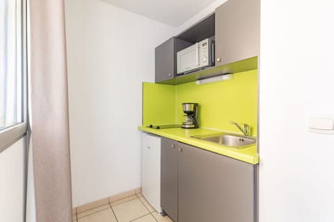 Studio Familial 2-4 Personnes | Private kitchen | Fridge, microwave, stovetop, coffee/tea maker