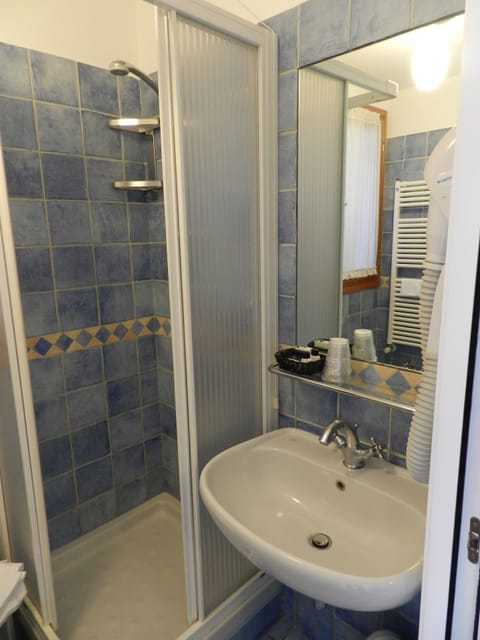 Shower, free toiletries, hair dryer, bidet