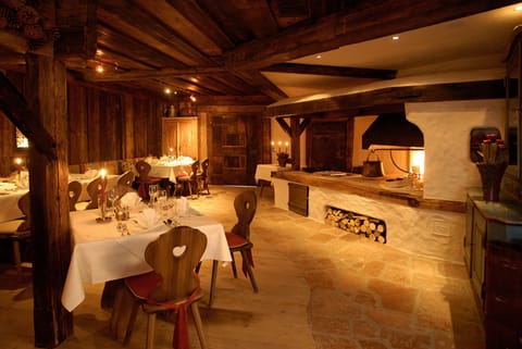 7 restaurants, dinner served, local cuisine