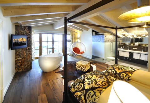 Luxury Suite, 2 Bedrooms, Mountain View | Premium bedding, minibar, in-room safe, individually decorated