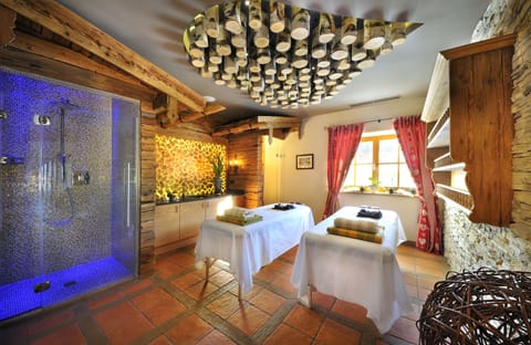 Couples treatment rooms, sauna, hot tub, steam room, body treatments