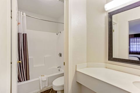 Combined shower/tub, free toiletries, hair dryer, towels