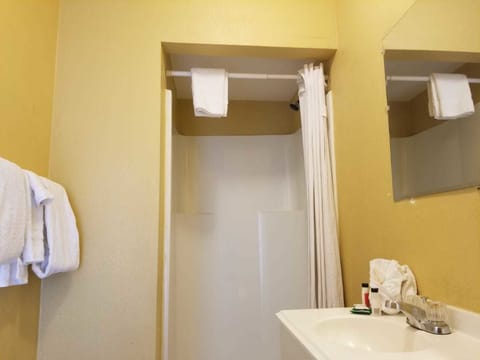 Standard Room, 1 Queen Bed | Bathroom | Rainfall showerhead, free toiletries, towels, soap