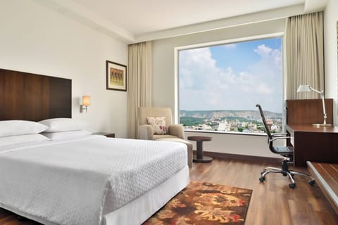 Club Room, 1 King Bed, Non Smoking | Premium bedding, minibar, in-room safe, desk