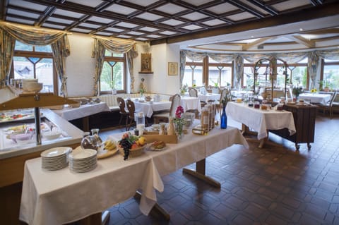 Daily buffet breakfast for a fee