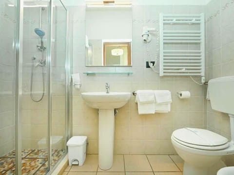 Shower, free toiletries, bidet, towels