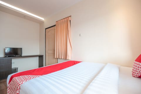 Standard Double Room | Desk, free WiFi, bed sheets