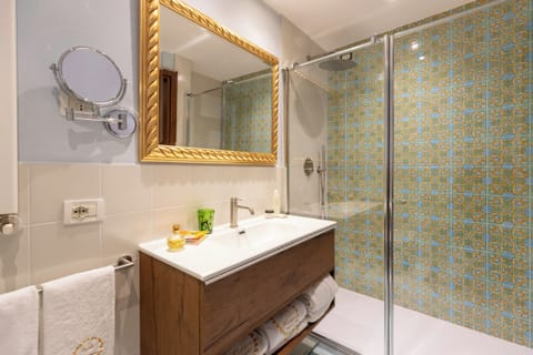 Junior Suite Oleandro | Bathroom | Combined shower/tub, jetted tub, rainfall showerhead, hair dryer