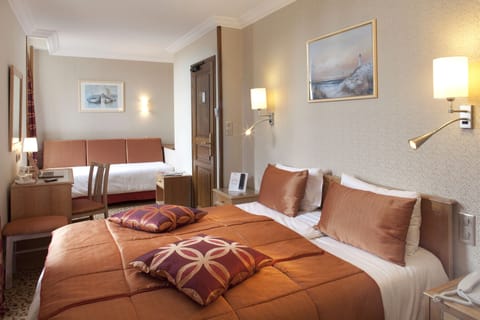 Triple Room, 3 Twin Beds | Premium bedding, minibar, in-room safe, individually decorated
