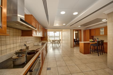 Villa, 4 Bedrooms | Private kitchen | Fridge, microwave, oven, stovetop