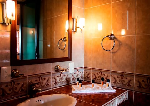 Royal Double Room, 1 Double Bed, Smoking | Bathroom | Free toiletries, hair dryer, towels